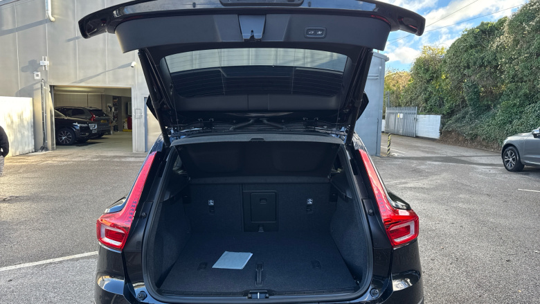 Volvo XC40 2.0 B4P Ultra Black Edition 5dr Auto Petrol Estate